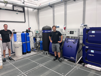 Philipp Kobler, Production and Automation Engineer, et Markus Pirchl, automaticien, devant la nouvelle installation de traitement de l’eau merlin® ainsi que les systèmes ORBIT WING® et CORBIT®.