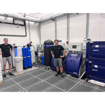 Philipp Kobler, Production and Automation Engineer, und Markus Pirchl, Steuerungstechniker, vor der neuen merlin® Wasseraufbereitung sowie den ORBIT WING® und CORBIT® Anlagen.