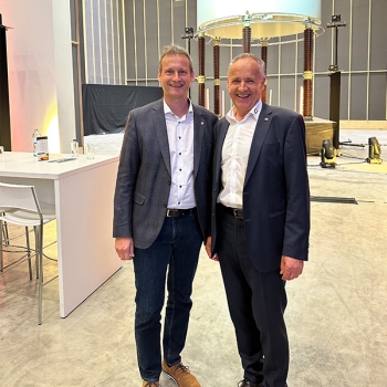 Johannes Part (CFO Merlin Technolog GmbH, links) mit Mitgründer Josef Eder (rechts), Geschäftsführer für die Bereiche Produktion und Materialwirtschaft bei Coil Innovation GmbH.